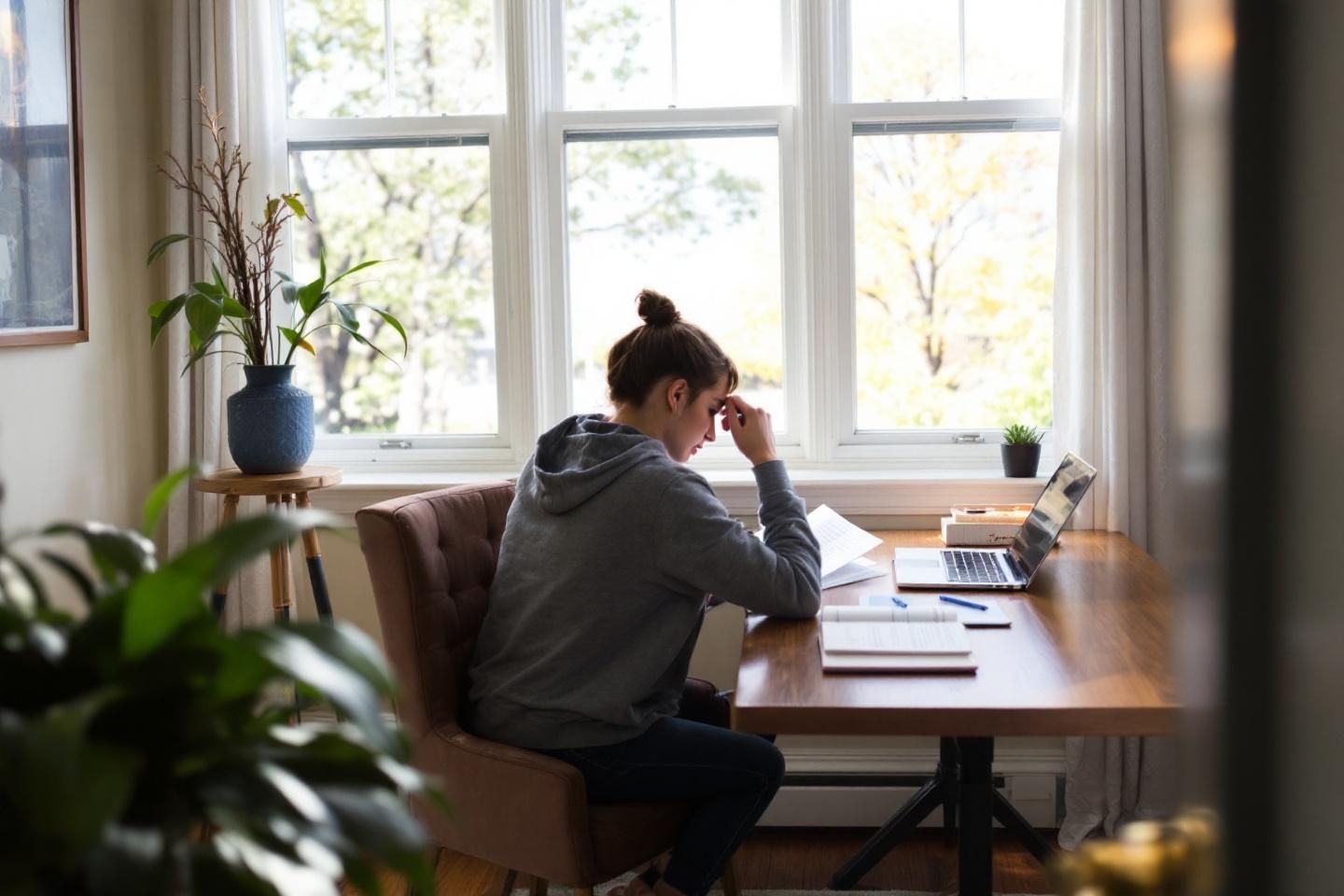 Aides à la scolarité : guide complet des dispositifs financiers pour les élèves